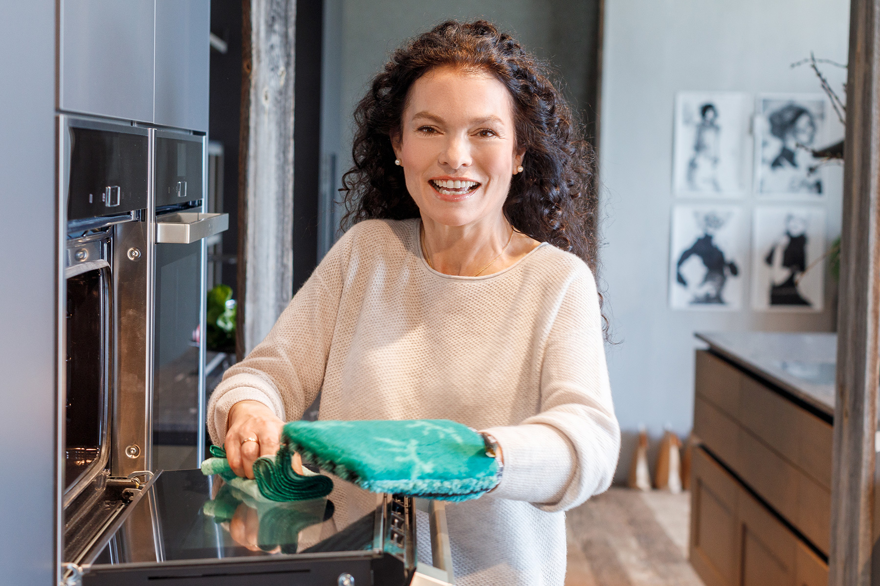 women with kitchen glove frau mit Handschu8h Küche mikrofaser