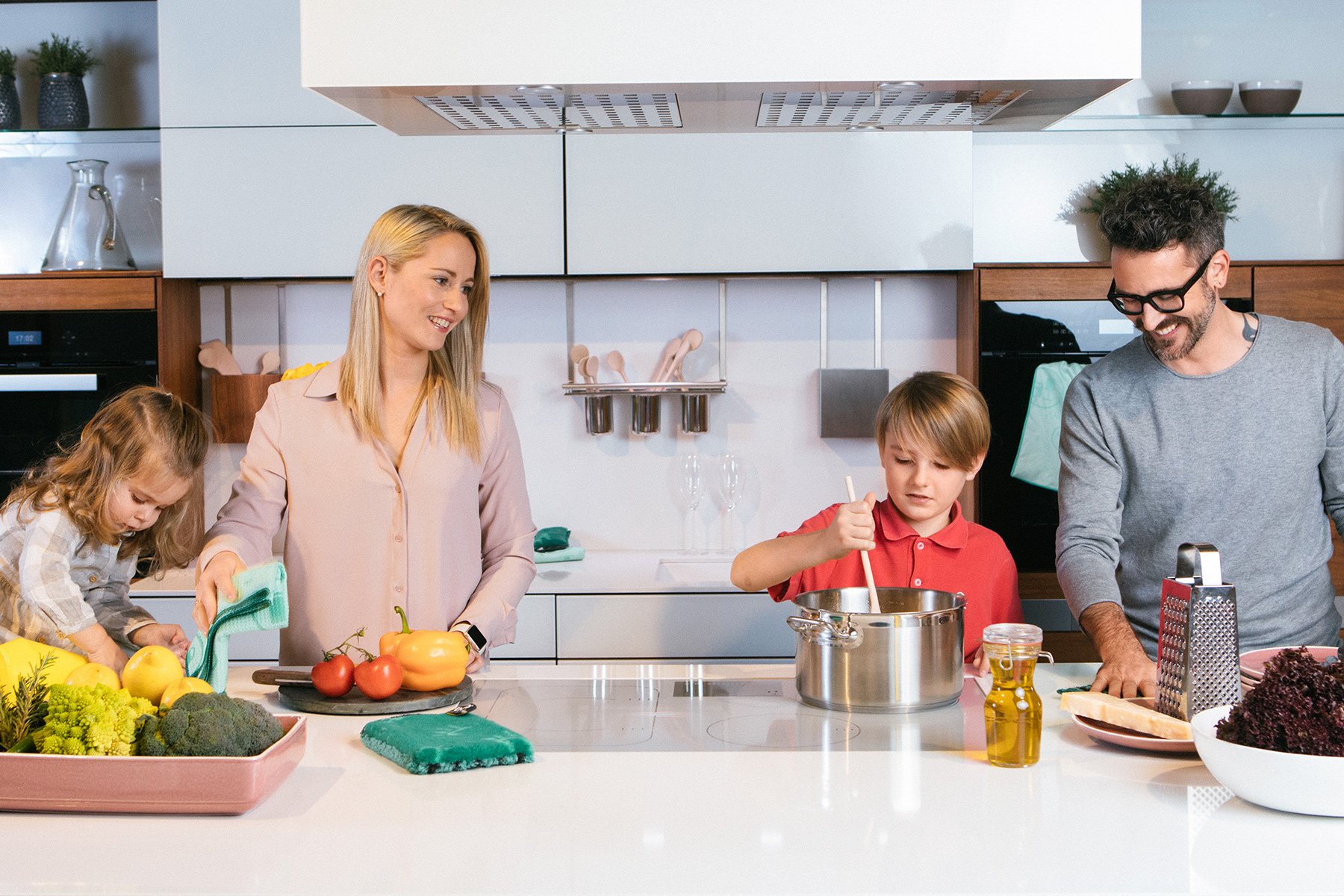 Family Familie ENJO saves money spart geld Küche kitchen